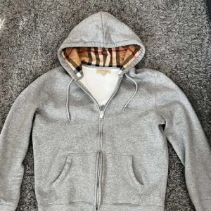 Burberry hoodie - Säljer denna Fet Burberry hoodien