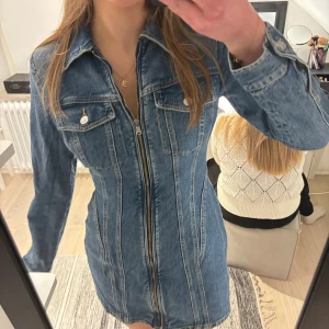 Jeansklänning - Supersnygg jeansklänning från Zara Använd en gång Pris kan diskuteras💓