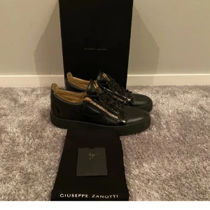 Giuseppe Zanotti - Tja, nästan helt nya giuseppes för bara 2000, priset går att diskutera. Säljer de eftersom de inte kommer till andvändning längre, skick 9/10. Ny pris på dessa ligger på runt 5500. Tar även emot byten! Skriv om du har minsta fråga 👍🏼