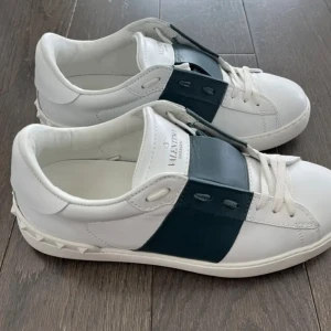 Valentino skor unisex - Hej säljer dessa valentino skor väldigt fint skick dom är i storlek 39 men e lite små i storleken så passar 38 hör gärna av dig vid intresse äkthetsbevis medkommer i köpet!