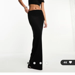 Lång lågmidjad maxikjol - Säljer denna helt oanvända Maxikjolen från asos.