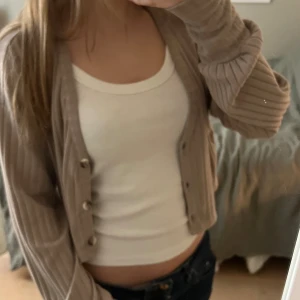 NLY Kofta - Söt kofta i en kall brun färg, från NLY trend. Strl XS men passa S lika bra. Superbra skick, går att ha linne under som bild 1 eller använda som tröja🤍🤍