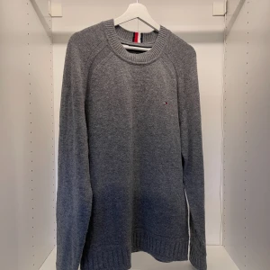 Tommy Hilfiger tröja - Fin Tommy Hilfiger tröja som jag ej vet storleken på men skulle gissa på storlek L. Sitter oversized på mig som har storlek S