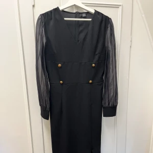 Lång svart night klänning  - Jättefin svart klänning från Shein. Har använt bara en gång. 