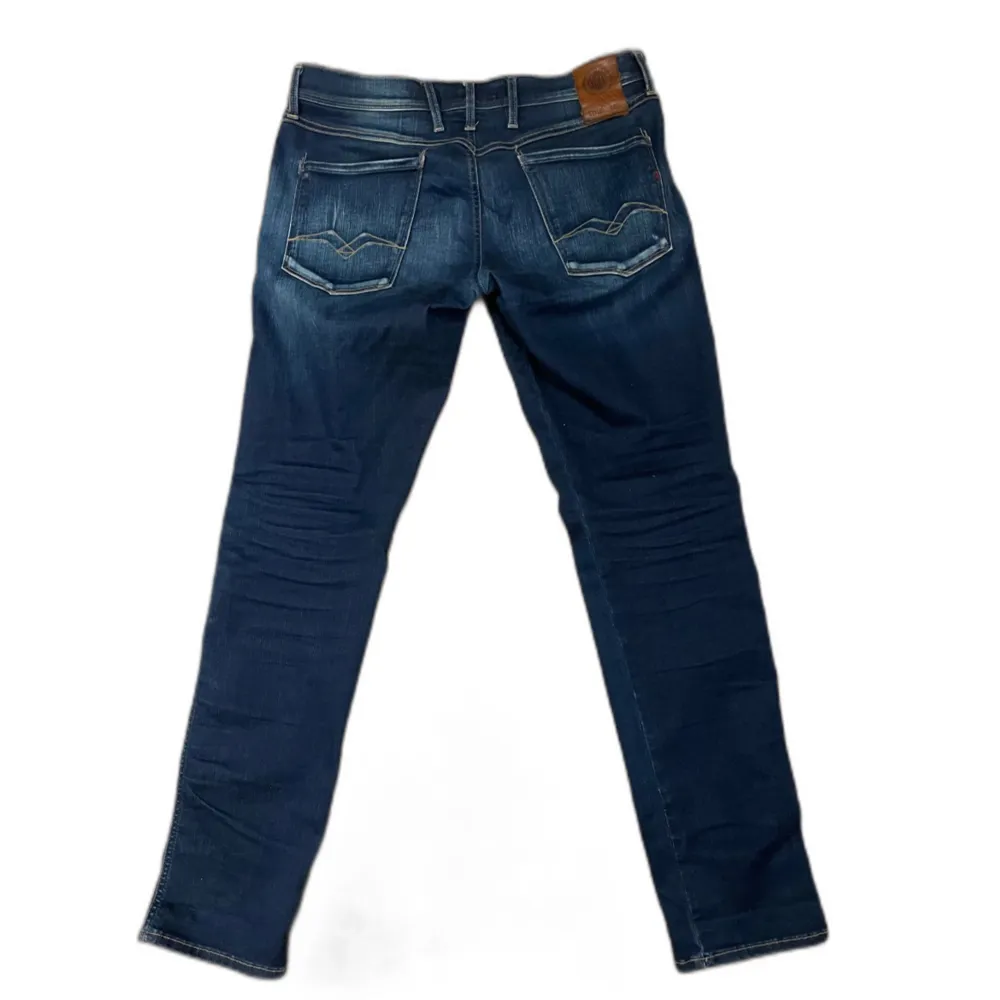 Slimfit marinblå Replay med tidlös design och i gott skick (inga defekter). Stretchiga och mjukt material, riktigt sköna. Säg bara till om du är osäker på passform.. Jeans & Byxor.