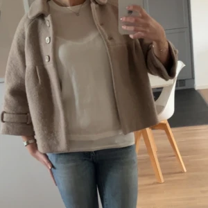 Söt kappa  - En super söt kappa från zara som inte längre säljs! Bilder från henne jag köpte den av. Säljer pga att jag aldrig använder💗💗💗