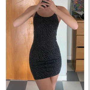 Festklänning  - Glittrig kort klänning som passar perfekt till fest!🥰 Lite för liten för mig så därför måste jag tyvärr sälja! Storlek S men skulle säga att den känns mer som XS  