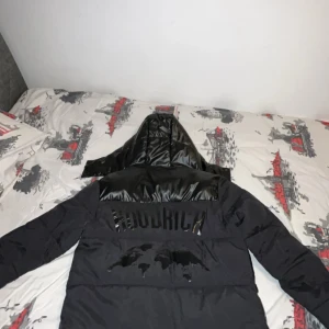 Hoodrich OG Clicque Puffer Jacket - Supersnygg Hoodrich jacka som är beställt från England.   Säljer endast för att den är liten på mig nu. Super bra skick och helt fräsch