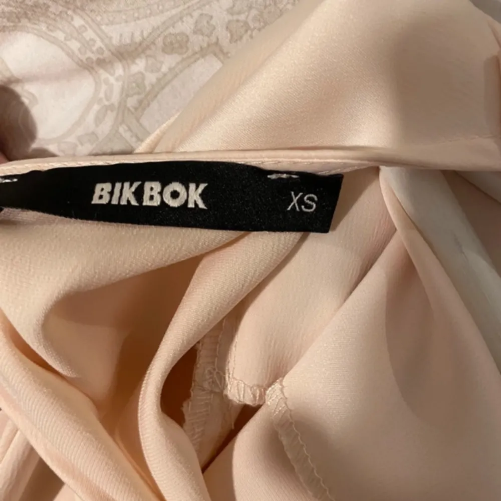 Fin blus från BikBok som är beige färgad. Storlek XS. Aldrig använd. Blusar.