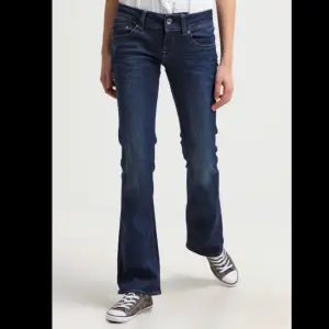 Säljer mina supersnygga mörkblåa g-star jeans som inte kommer till användning längre dom är i mycket bra skick storlek 27x30 Skriv gärna innan du köper💕 (Ord pris 1465)