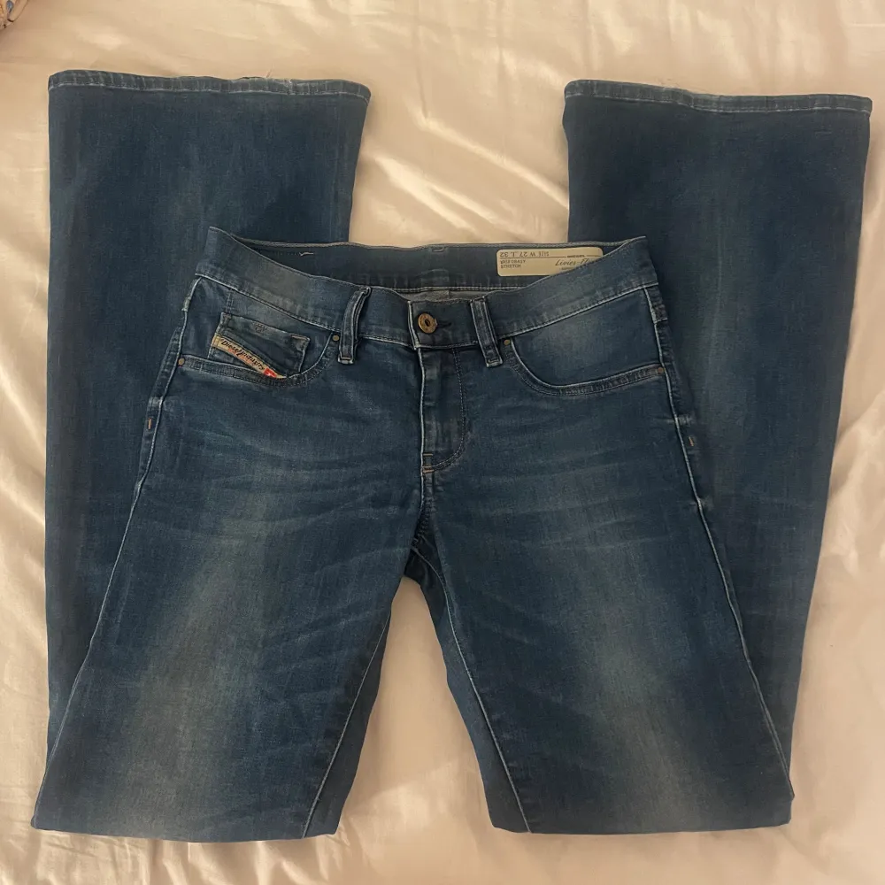 Low-rise flared jeans från diesel industry🤍 Innerbenslängden: 83cm 🥰 Midjemåttet: ca 36cm rakt över 🥰. Jeans & Byxor.