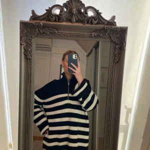 Randig tröja från &otherstories - Säljer denna underbara och mysiga stickade tröja från &otherstories. Storlek XS men modellen är mycket oversized. 50% polyamide, 25% ull & 25% bomull. Den är mycket väl omhändertagen. Inte alls nopprig men luddar dock av sig något. 