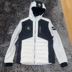 Sail Racing Cardigan - Nypris 3500kr       Skick 9/10      Storlek XS men passar även för S