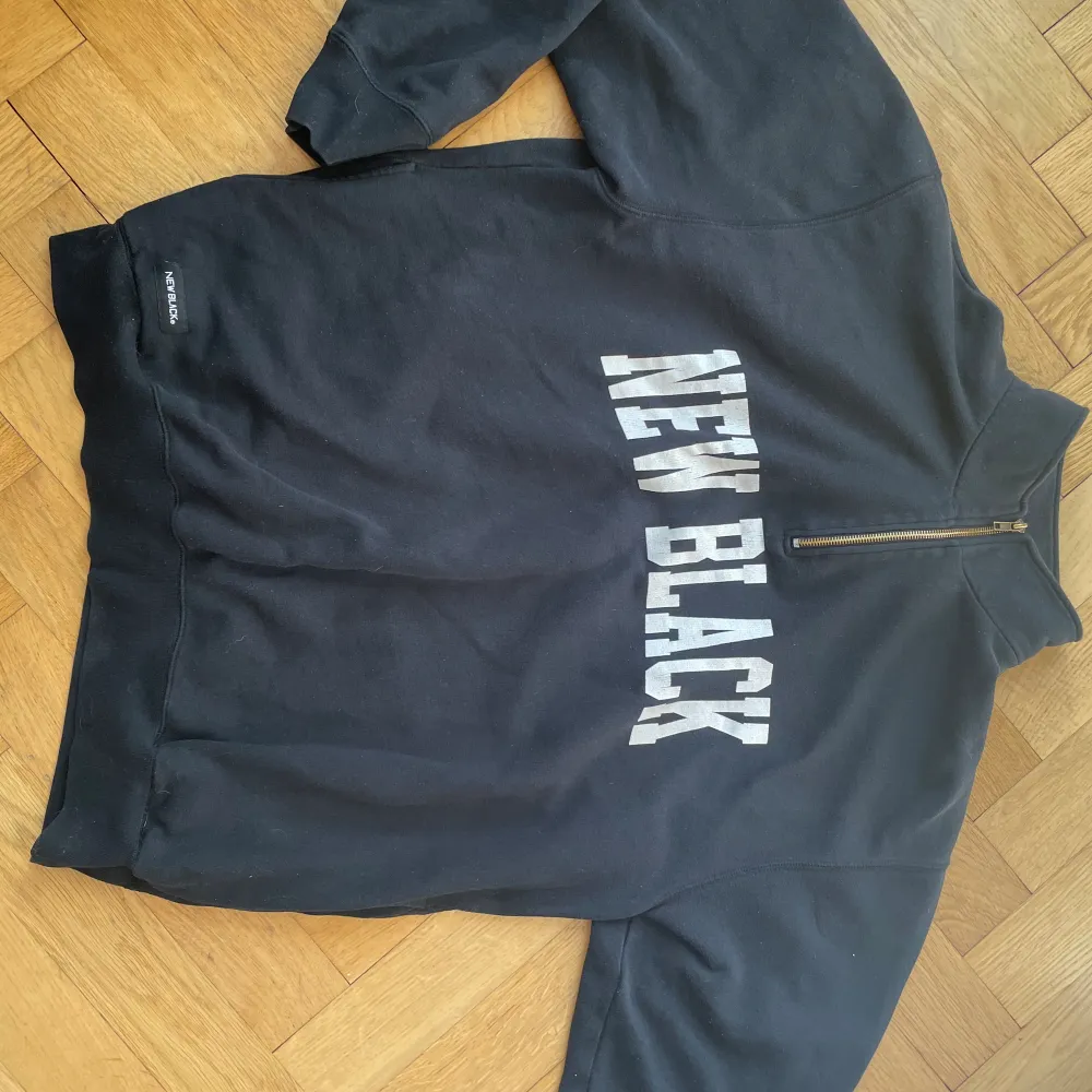 Sweatshirt från märket New Black i bra skick. Använd flera gånger men inga deffekter alls!😊. Tröjor & Koftor.