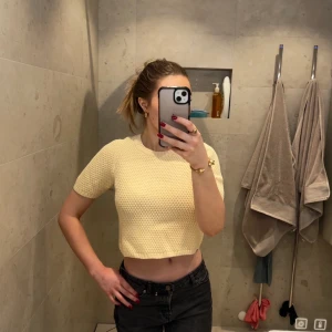 Stickad tröja COS - Superfin stickad kortärmad från COS. Ljusgul/pastellgul färg. Bra skick - inga defekter. Passar er som bär XS-S.❤️