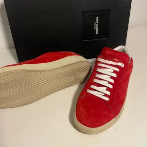 Saint Laurent skor  - Säljer nu dessa snygga saint Laurent skorna- nypris 6000- skicket är som nytt-storlek 40 fits 41-41,5 -äktenhetskontrollerad!!