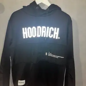 En fin svart hoodrich hoodie köpt på JD. Passar S och M. Reflex på Hoodrich texten. Köptes för runt 1000kr. Säljer pågrund för att jag har växt ur den