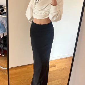 Dubbelvikt kjol - Jättefin kjol från Nelly. Har tyvärr aldrig använts då jag har för många likadana. 