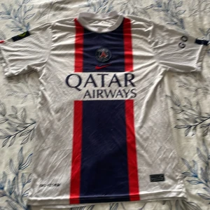Psg t-shirt - Den är använd några gånger  i bra sick och den är äkta 