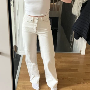 Vita högmidjade vida jeans - Säljer dessa pågrund av att jag föredrar lågmidjat. De är i bra skick💗