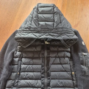 Moncler cardigan  - Bra skick. Moncler cardigan storlek M sitter som nånstans i mellan small och medium.  Säljer pågrund av att den har blivit för liten för mig. Om du har nån fråga är det bara att höra av dig/ Max