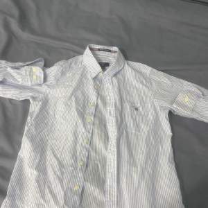 Jag säljer den här skit snygga gant skjortan med väldigt skönt material.jag säljer den pågrund av att den har blivit för liten. Storlek:134/140 9-10y