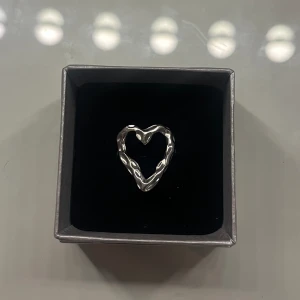 Ring med hjärta  - Fin justerbar ring med hjärta, finns i en annan annons men plick erbjuder just nu fri frakt💕