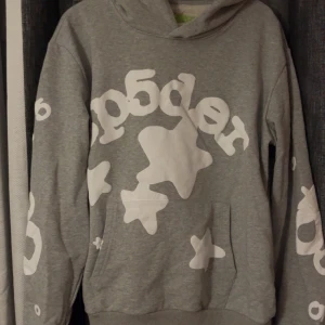 Sp5der hoodie - Sp5der hoodie gjord av Young thug storlek M knappt använd