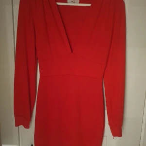 Klänning  - Superfin tajt klänning. Använd ett fåtal gånger.  Lite mer mörkröd än på bild.  Mjukt och skönt material. 