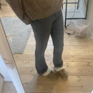 Superfina Bootcut jeans som är i storlek s/34, ganska långa på mig som är 170, lite slitna längst ner på jeansen