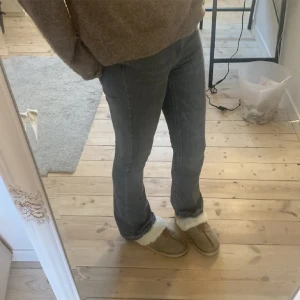 Only Bootcut jeans - Superfina Bootcut jeans som är i storlek s/34, ganska långa på mig som är 170, lite slitna längst ner på jeansen