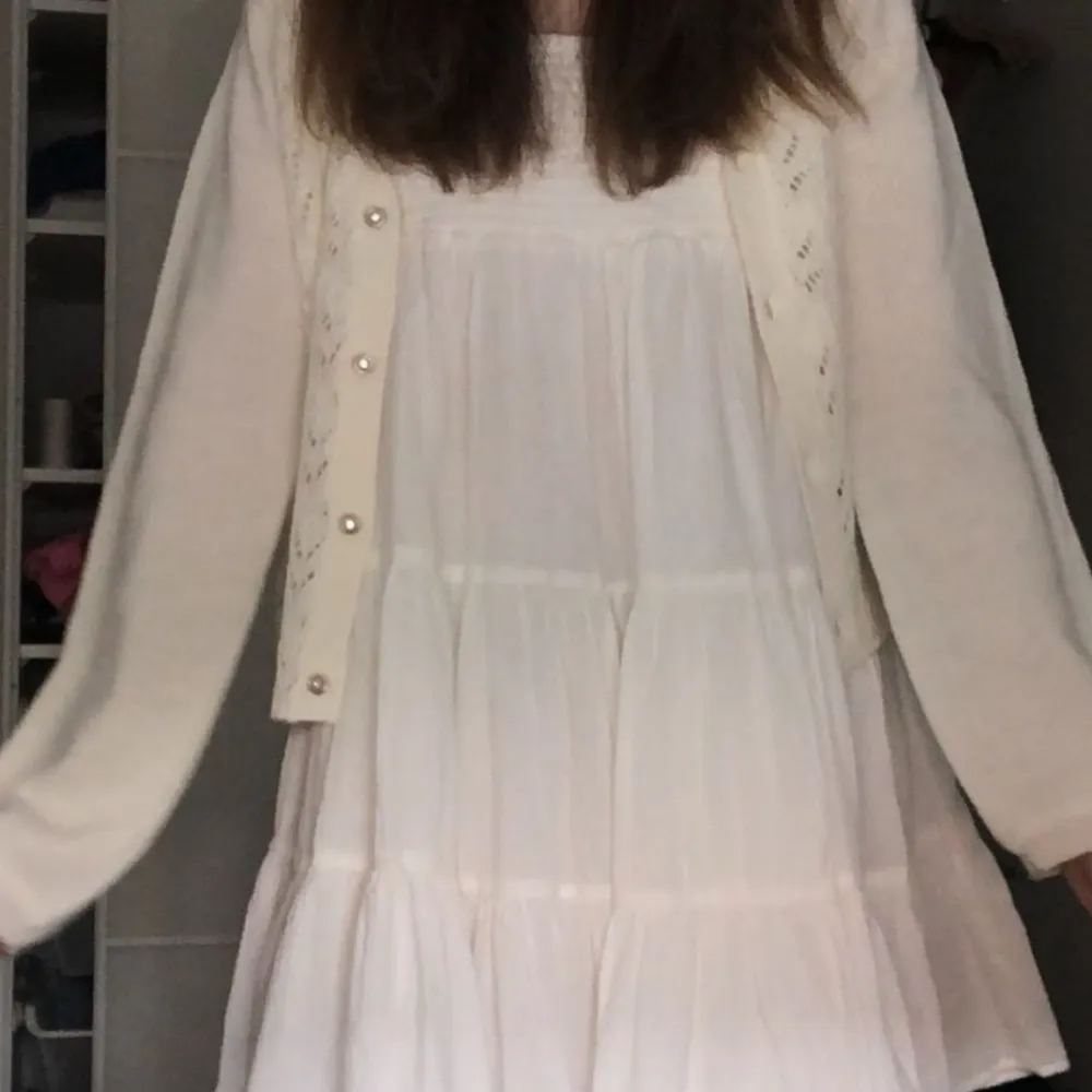 Säljer denna supersöt vita klänningen från zara. Jättefint skick! Obs första bilden är ej min 🥰. Klänningar.