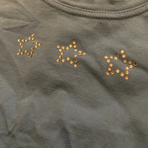 Tight tröja med rhinestone stjärnor - Jättegullig o har inga defekter. Står 140 men passar xs eller liten s