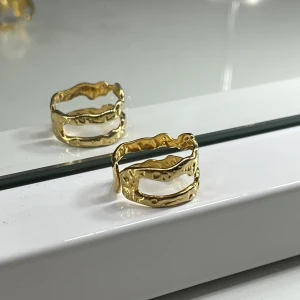 Jättesnygg ring😻 - Knappt använd, köpt på Olympia men är i bra skick Nypris 79kr pris kan diskuteras 