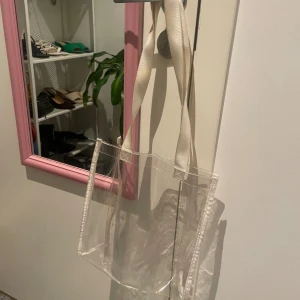 Väska - Genomskinlig väska, som ej används  OBS Köparen står för frakt