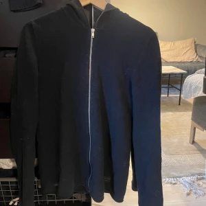 Jack and Jones zip hoodie - Jack and Jones zip hoodie i nåt slags stickat. Tröjan är storlek XS men är passar även S