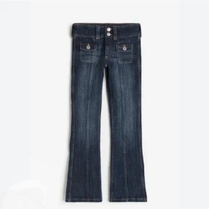 Hm jeans  - Nästan aldrig använt och jättebra skick och slut överallt säljer för de är för små på mig storlek 152 jag kan tänka mig ändra pris och skriv gärna om du är intresserad och om du vill ha bild på dem 💕😊