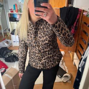 Säljer denna assnygga leopard jackan! Perfekt till våren💓