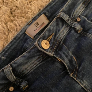 Ltb jeans - Säljer mina ltb jeans i modellen valerie! De är i storlek W28 L34, men det finns hål i midjan om man vill ha de tajtare så kan man trä ett band igenom. Annars är hålen inget man tänker på. De har lite slitningar längst ner💕Skriv om ni har frågor!