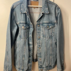 Jenasjacka - Supersnygg jenasjacka från Lager 157. Bra skick!