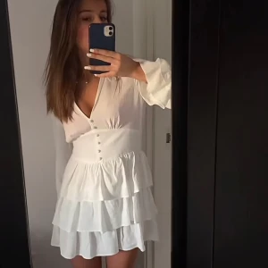 Vit volangklänning från zara - Säljer nu denna supersnygga klänning från zara! 🤍I nyskick och endast använd 1 gång. I storlek  M, men passar även S. Köparen står för frakten!🤍