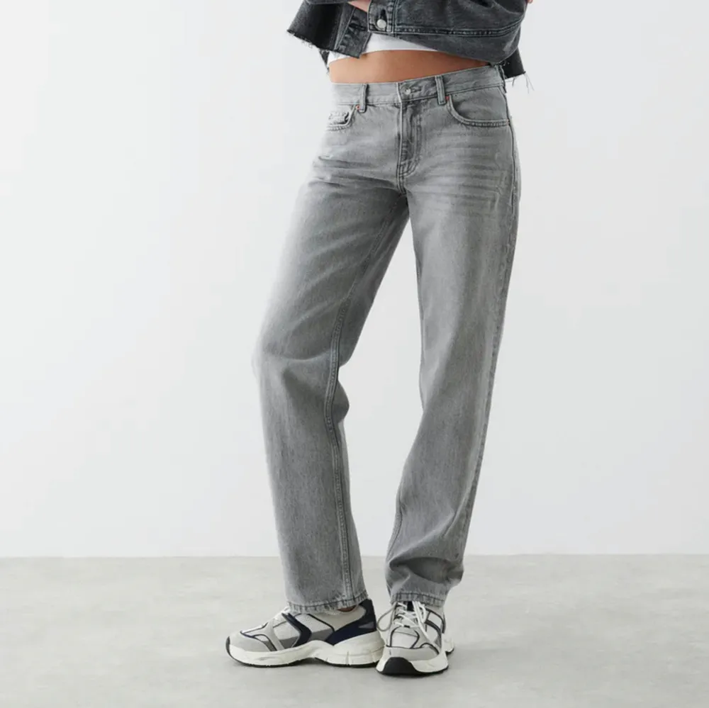 Säljer dessa lågmidjade jeans från GINA TRICOT. Dom är gråa lågmidjade raka jeans!. Jeans & Byxor.