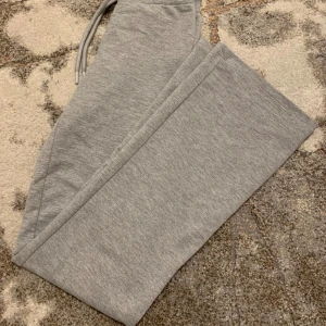 Lågmidjade mjukisbyxor  - Jättesnygga mjukisbyxor från lager 157, längd är full lenght, säljer pga inte kommer till användning längre, sitter som dem vita som finns i mitt flöde, pris kan diskuteras!