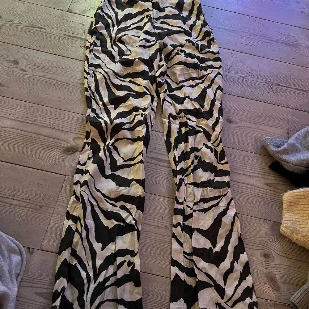 Fina sköna zebra liknande byxor . Jeans & Byxor.