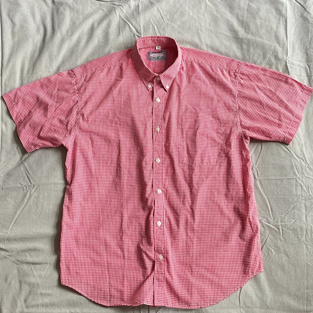 Somrig kortärmad skjorta i luftig, rödrutig bomull/polyester-mix . Skjortor.