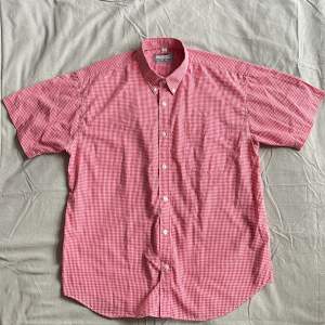 Somrig kortärmad skjorta i luftig, rödrutig bomull/polyester-mix 