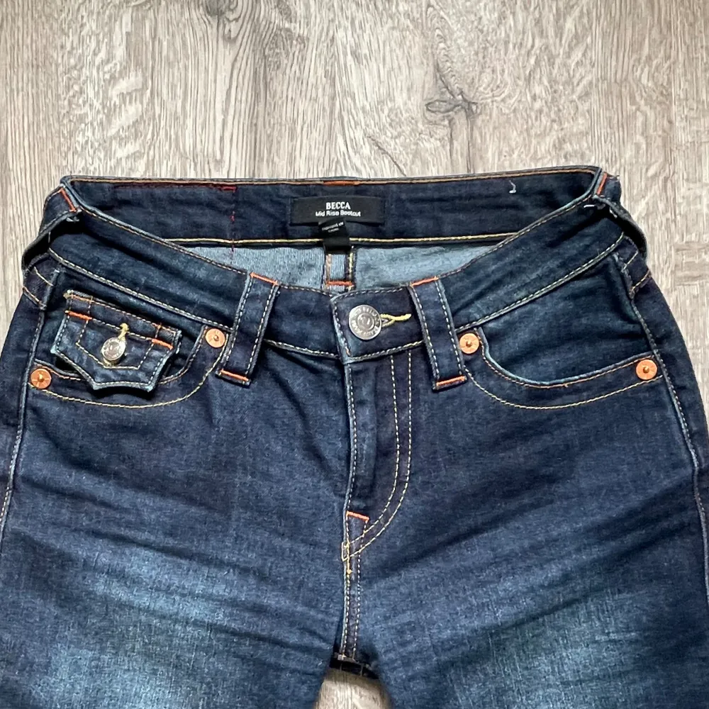 Säljer mina helt nya true religion jeans då  det inte kommer till användning! Jag är 166 och de är något för långa💖 nypris 1200. Jeans & Byxor.