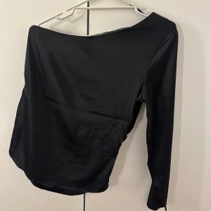 One shoulder satin blus  - Svart one should satin blus använd 2 gånger