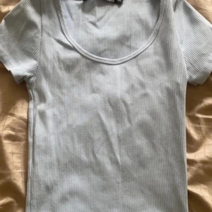 Blå t-shirt  - Använd endast ett fåtal gånger, tight passform