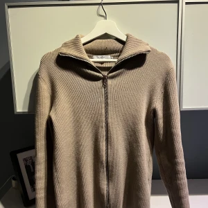 Brothers full zip  - Säljer nu min Zip tröja som är köpt från brothers. Tröjan är i väldigt fint skick använd endast ett par fåtal gånger. Storlek S min uppskattning är att den passar 165-175cm  Nypris 1199